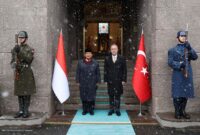 Menteri Pertahanan Prabowo Subianto melaksanakan pertemuan dengan Menteri Pertahanan Nasional Republik Turki Hulusi Akar. (Dok. Tim Media Prabowo Subianto) 
