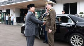 Menteri Pertahanan Prabowo Subianto, menerima kunjungan kehormatan Panglima Angkatan Bersenjata Singapura Lt Gen Melvyn Ong. (Dok. Tim Media Prabowo Subianto)