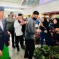 Menteri Pertahanan Prabowo Subianto dipeluk emak-emak di Tabalong, Kalimantan Selatan. (Dok. Tim Media Prabowo)