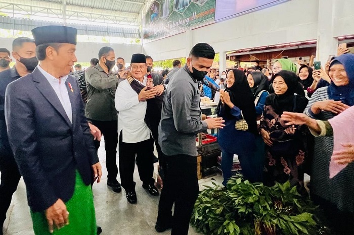 Menteri Pertahanan Prabowo Subianto dipeluk emak-emak di Tabalong, Kalimantan Selatan. (Dok. Tim Media Prabowo)