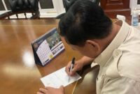 Menteri Pertahanan RI Prabowo Subianto menuliskan sebuah surat yang dilayangkan kepada Ustad Das’ad Latif. (Dok. Tim Media Prabowo Subianto) 