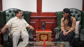 Menteri Pertahanan RI, Prabowo Subianto menerima kunjungan pimpinan Ponpes Ora Aji Sleman, Yogyakarta Gus Miftah. (Dok. Tim Media Prabowo Subianto) 
