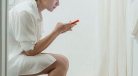 Membawa ponsel pintar ke toilet bisa membuat ponsel tersebut terpapar beragam bakteri patogen atau penyebab penyakit. (Pexels/Miriam Alonso)