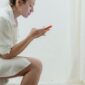 Membawa ponsel pintar ke toilet bisa membuat ponsel tersebut terpapar beragam bakteri patogen atau penyebab penyakit. (Pexels/Miriam Alonso)