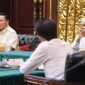 Prabowo Subianto dan Dedi Mulyadi bersama pengurus DPP Asosiasi Pemerintah Desa Seluruh Indonesia (Apdesi). (Foto Dok. Tim Media Prabowo)