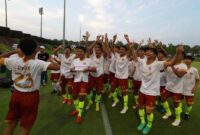 Prabowo datang di tengah-tengah lapangan Aspire Academy untuk menyapa satu persatu tim sepak bola U-17 Persib Bandung. (Dok. Tim Media Prabowo Subainto)