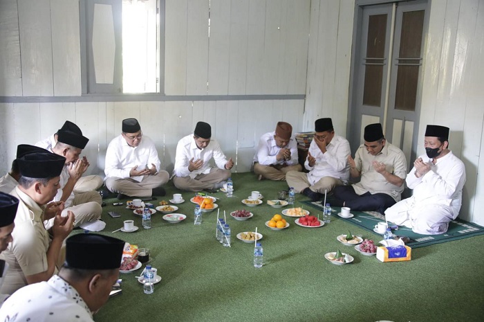 Sekjen Partai Gerindra Ahmad Muzani bersilaturahmi dengan pimpinan pondok pesantren Giri Kusumo, KH Munif Muhammad Zuhri. (Dok. Tim Media Prabowo)