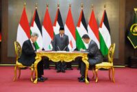 Menteri Pertahanan Prabowo Subianto pada menerima kunjungan Duta Besar Palestina untuk Indonesia Zuhair Al-Shun di Ruang Bhinneka Tunggal Ika, Kementerian Pertahanan, Jakarta. (Dok. Tim Media Prabowo) 
