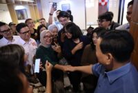 Menteri Pertahanan Prabowo Subianto menyantap masakan Padang bersama dengan rekan-rekan wartawan dan influencer muda. (Dok. Tim Media Prabowo Subianto)