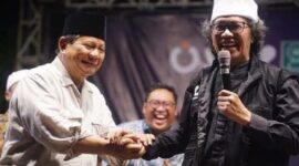 Menteri Pertahanan Prabowo Subianto bersama Budayawan Emha Ainun Nadjib atau yang akrab disapa Cak Nun. (Instagram.com/@caknundotcom)

