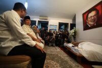Menteri Pertahanan Prabowo Subianto melayat ke rumah duka eks Menteri Keuangan Rizal Ramli. (Dok. Tim Media Prabowo Subianto)