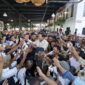 Capres nomor urut 2, Prabowo Subianto menyapa ratusan pedagang bakso, mie ayam dan UMKM se-Bekasi di Bandar Djakarta Bekasi.  (Dok. TKN Prabowo Gibran)
