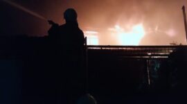 Kebakaran menghanguskan sebuah rumah toko (ruko) konveksi di Jalan Kompleks Pusat Industri Kecil (PIK) Penggilingan.. (Instagram.com/@humasjakfire)