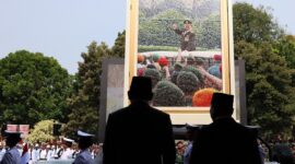 Presiden RI ke-8 Prabowo Subianto menaiki kendaraan Maung bersama Menteri Pertahanan Sjafrie Sjamsoeddin. (Dok. Tim Meida Prabowo)