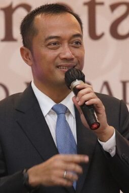 Terima Aspirasi, Mensesneg Prasetyo Hadi Kompak Nyanyi ‘Darah Juang’ Bareng Ratusan Mahasiswa