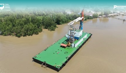 Panduan Penggunaan Floating Crane untuk Bongkar Muat Kargo Curah